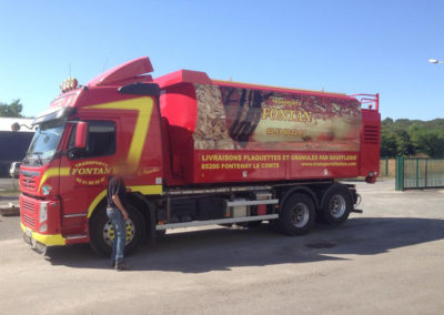 Livraison au camion souffleur d'une capacité de 30 m3 Bois Energie Distribution